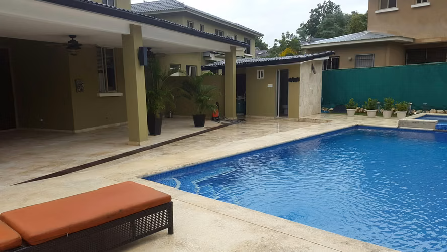 Embassy Gardens. 555mts 4r 3.5b estudio piscina $755,000.00neg