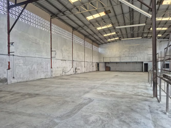Venta de galera de 800 mts2 en Pueblo Nuevo