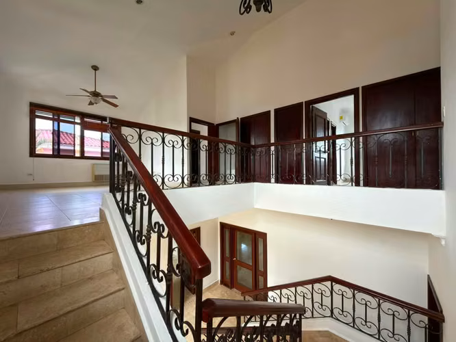 ! Casa en Costa del Este residencial privado I con 4 parking y amplio patio - Imagen 7