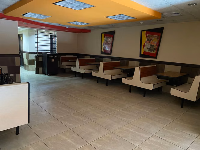 Alquilo local Plaza Marquez Via españa Planta baja -Pasos del Hospital san Fernando - Imagen 2