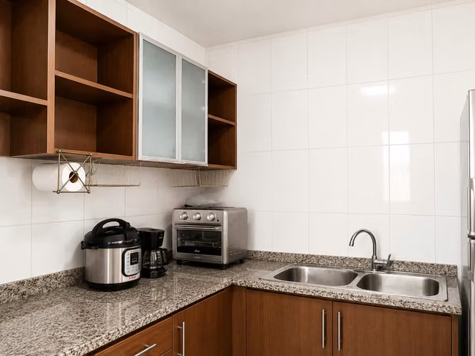Oportunidad de inversión Amplio y Céntrico apartamento | 2R, 2B | 96,900 negociable - Imagen 3