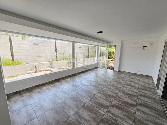 Venta de Casa en Esquina P.H. Quintas de Versalles Lyon. Haga una oferta