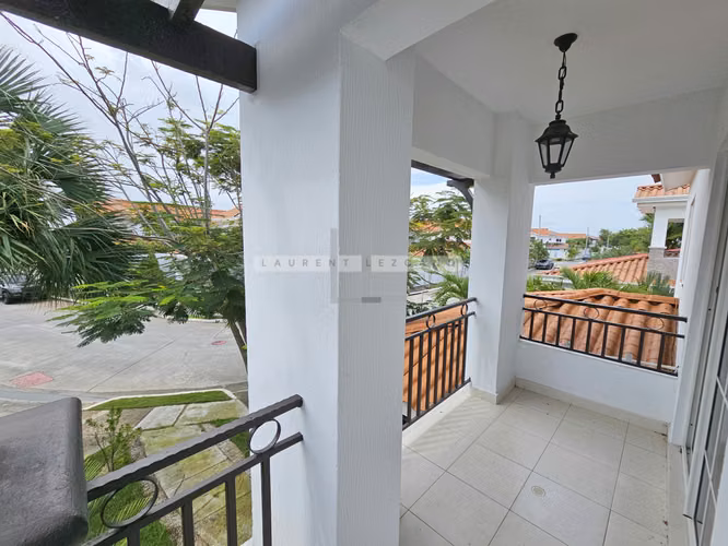 Venta de Casa en Esquina P.H. Quintas de Versalles Lyon. Haga una oferta