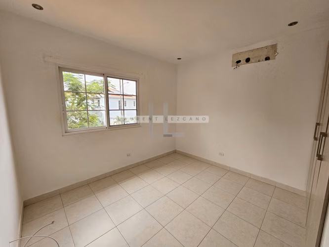 Venta de Casa en Esquina P.H. Quintas de Versalles Lyon. Haga una oferta