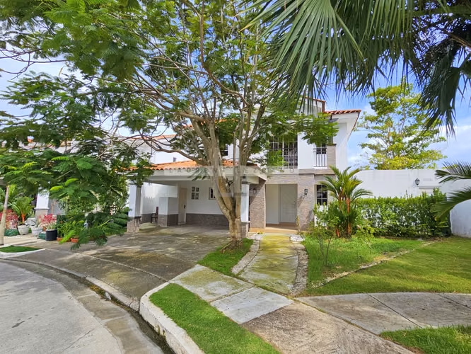 Venta de Casa en Esquina P.H. Quintas de Versalles Lyon. Haga una oferta
