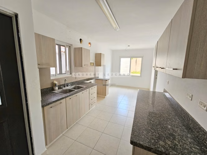 Venta de Casa en Esquina P.H. Quintas de Versalles Lyon. Haga una oferta