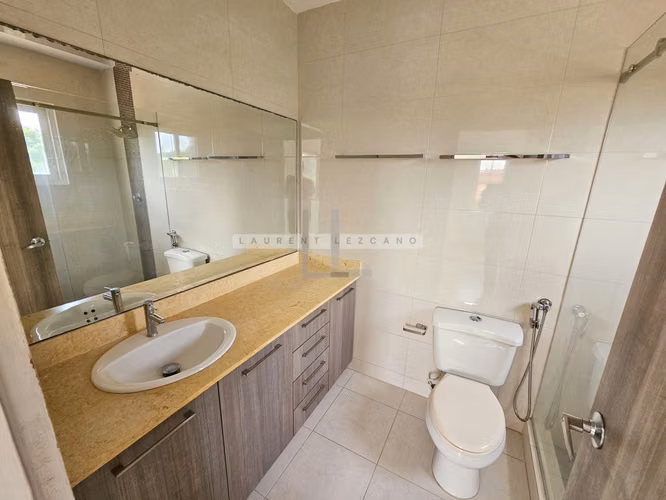 Venta de Casa en Esquina P.H. Quintas de Versalles Lyon. Haga una oferta