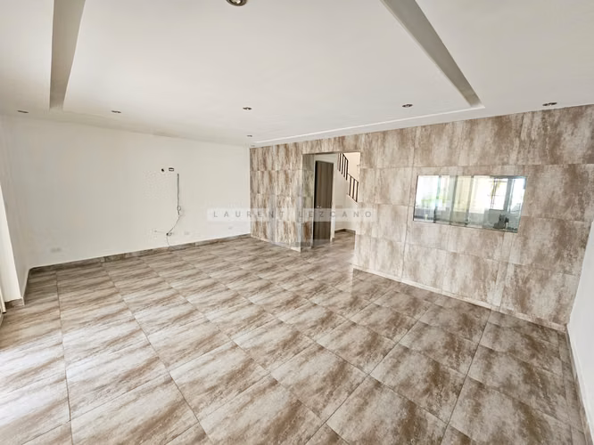 Venta de Casa en Esquina P.H. Quintas de Versalles Lyon. Haga una oferta