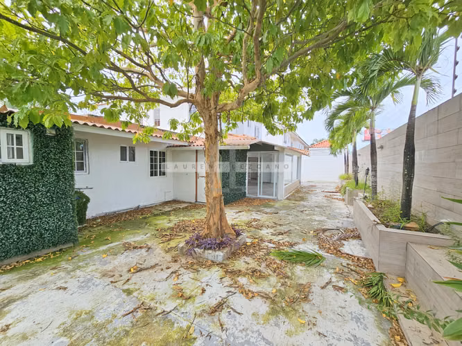 Venta de Casa en Esquina P.H. Quintas de Versalles Lyon. Haga una oferta
