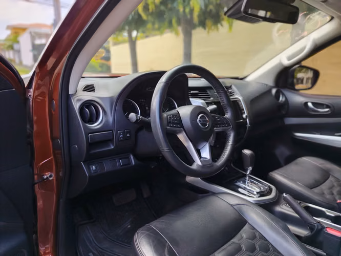 NISSAN NP AUTOMÁTICA 4X4 NEGOCIABLE - Imagen 4