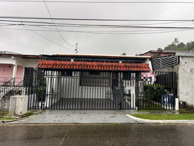 Vendo amplia casa en Altos del Bosque
