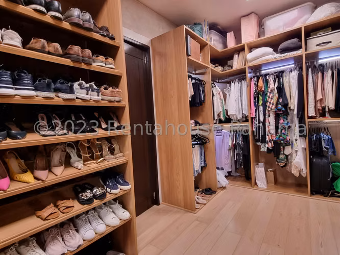 Se Vende Apartamento en La Cresta DPA26-6886