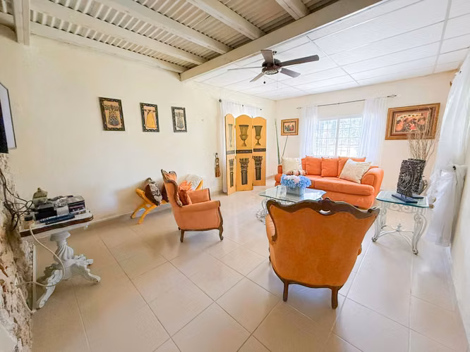 Vendo Amplia casa con potencial en San Carlos!