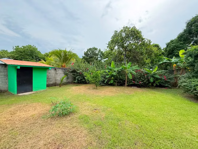 Casa remodelada con amplio jardín en Las Lajas, Coronado!