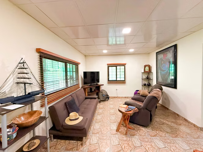 Casa remodelada con amplio jardín en Las Lajas, Coronado!