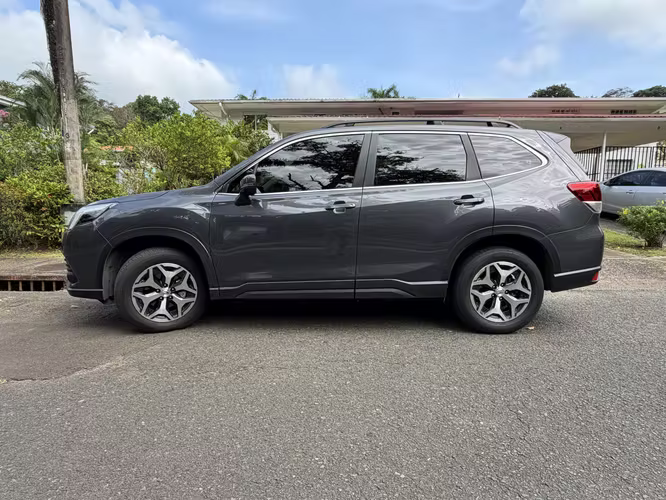 SUBARU  FORESTER  2025 solo 10000 Km oportunidad - Imagen 1