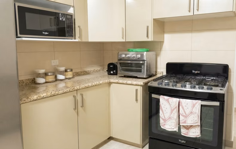 Apartamento en El Cangrejo I amoblado I 3 Rec I con balcon y cerca a parque omar - Imagen 4