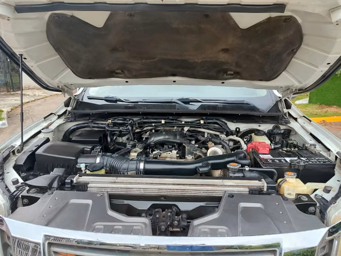 NISSAN NP MANUAL 4X4 NEGOCIABLE
