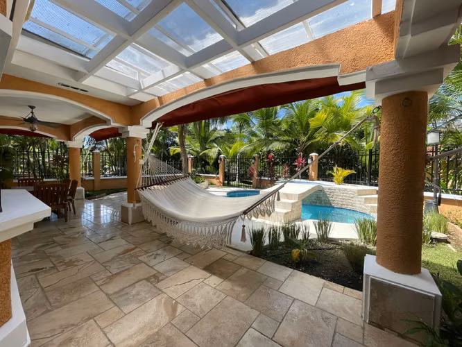 Casa de Lujo con Amplia Terraza y Piscina - Imagen 7