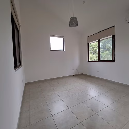 **Elegante y Espaciosa Residencia en Exclusiva Comunidad Cerrada (Clayton)** - Imagen 12