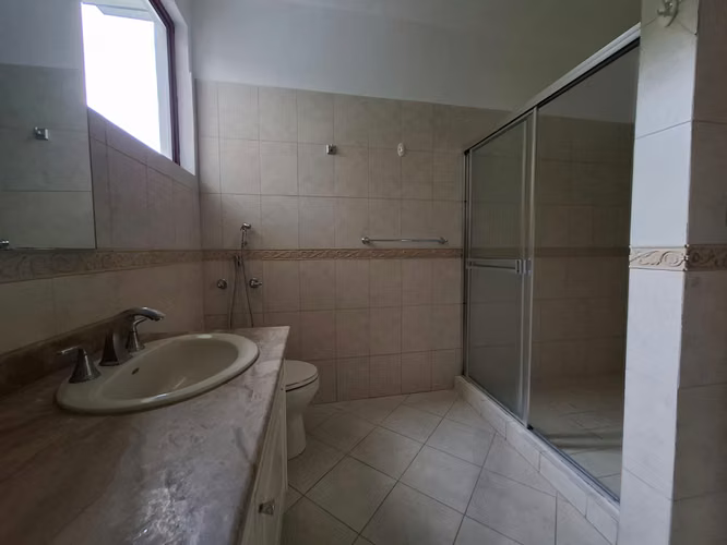 **Elegante y Espaciosa Residencia en Exclusiva Comunidad Cerrada (Clayton)** - Imagen 15