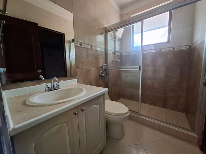 **Elegante y Espaciosa Residencia en Exclusiva Comunidad Cerrada (Clayton)** - Imagen 17