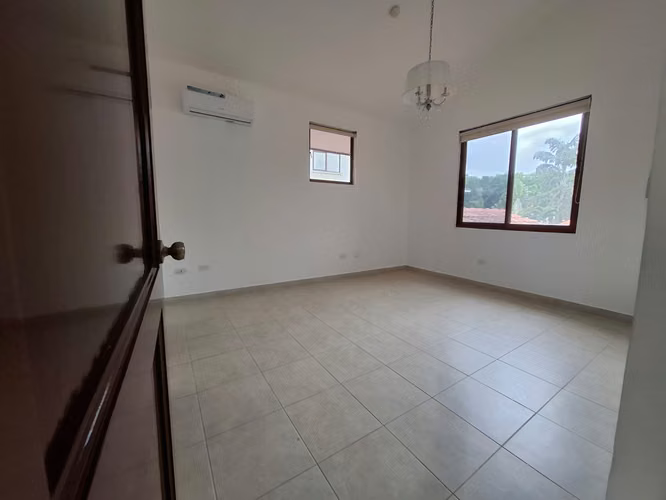 **Elegante y Espaciosa Residencia en Exclusiva Comunidad Cerrada (Clayton)** - Imagen 16