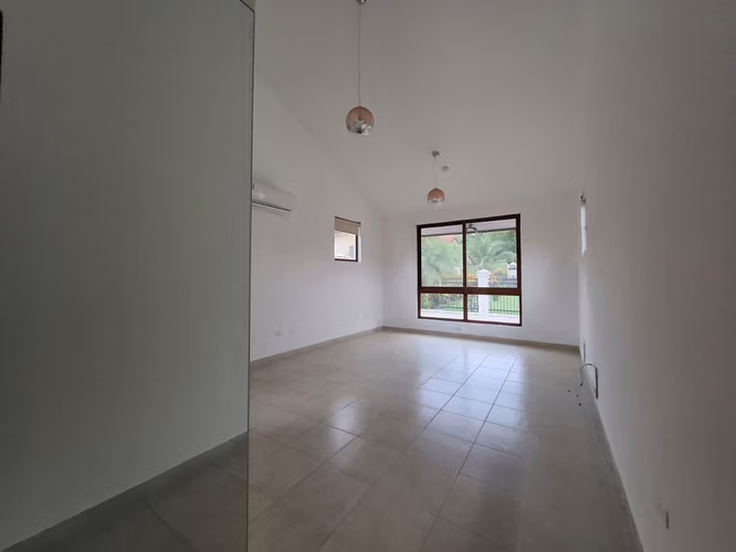 **Elegante y Espaciosa Residencia en Exclusiva Comunidad Cerrada (Clayton)** - Imagen 13