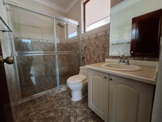 **Elegante y Espaciosa Residencia en Exclusiva Comunidad Cerrada (Clayton)** - Imagen 19