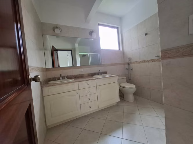 **Elegante y Espaciosa Residencia en Exclusiva Comunidad Cerrada (Clayton)** - Imagen 14