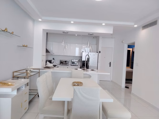 Hermoso Apartamento Amueblado en Avenida Balboa Vista Al Mar - Imagen 3