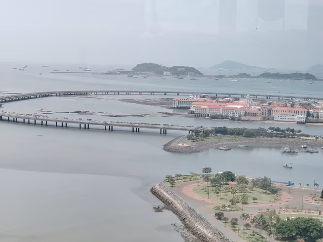 Hermoso Apartamento Amueblado en Avenida Balboa Vista Al Mar - Imagen 2