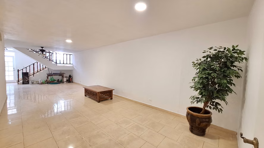 Casa en alquiler en Parque Lefevre YM
