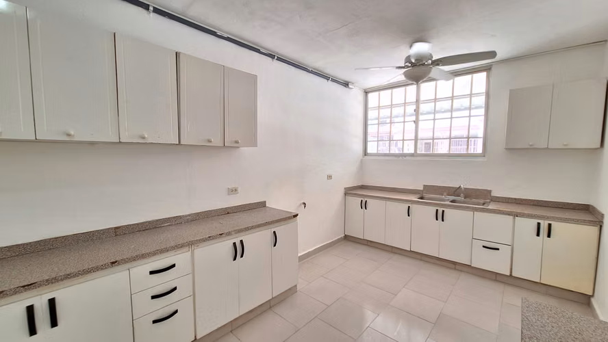 Casa en alquiler en Parque Lefevre YM