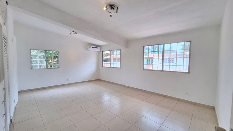 Casa en alquiler en Parque Lefevre YM