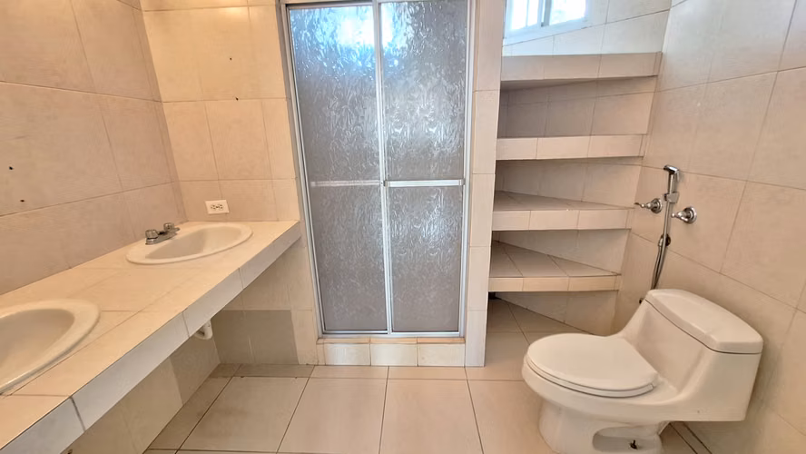Casa Comercial en alquiler en Parque Lefevre YM
