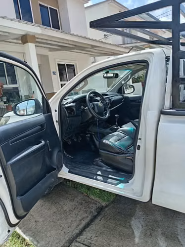 Vendo Hilux cabina sencilla 4x4 año 2016 - Imagen 2