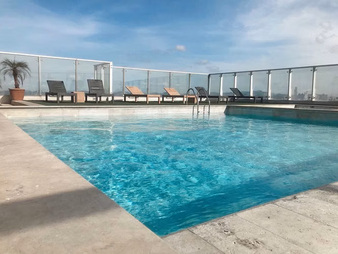 Venta de lindo y amplio apartamento en Avenida Balboa con dos estcionamientos