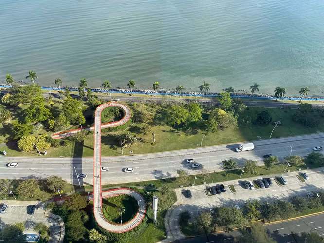 Venta de lindo y amplio apartamento en Avenida Balboa con dos estcionamientos