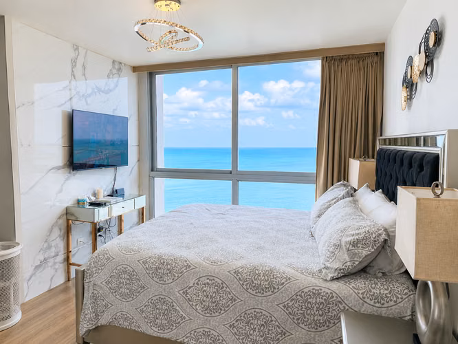 Venta de lindo y amplio apartamento en Avenida Balboa con dos estcionamientos