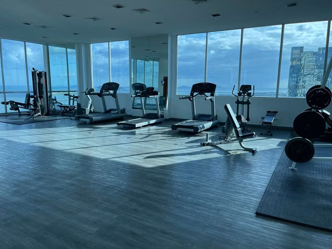 Venta de lindo y amplio apartamento en Avenida Balboa con dos estcionamientos