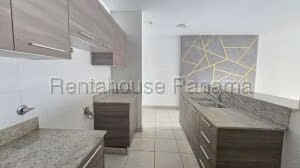 Venta de Apartamento con 113m2 en Brisas del Golf PH Peninsula Norte 27-1269SR