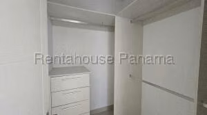 Venta de Apartamento con 113m2 en Brisas del Golf PH Peninsula Norte 27-1269SR