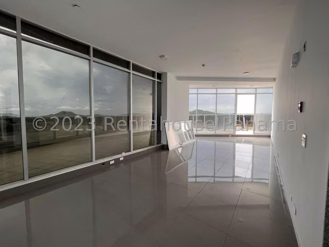RR VENTA DE OFICINA EN EL DORADO GOLDEN POINT