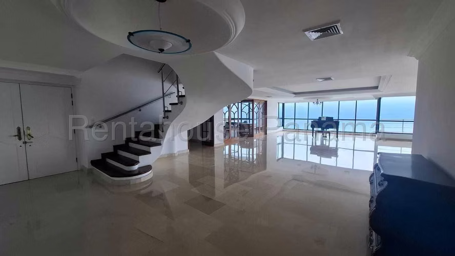 Apartment for sale on Avenida Balboa