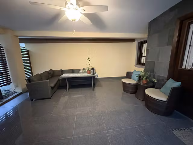 VENDO CASA ACTUALIZADA con potencial de inversión y rentabilidad activa-P - Imagen 2
