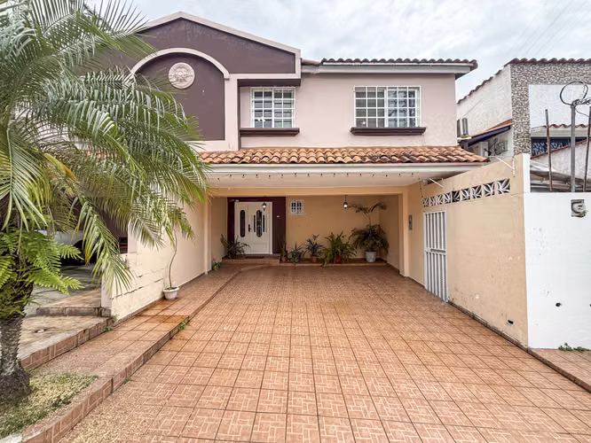 Venta de amplia casa rodeada de áreas verdes en Residencial Limajo - Altos de Panamá - Imagen 1