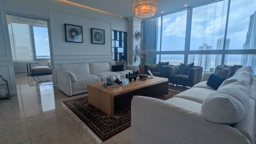 Lujoso Penthouse Renovado con Vista Ininterrumpida al Mar | Costa del Este
