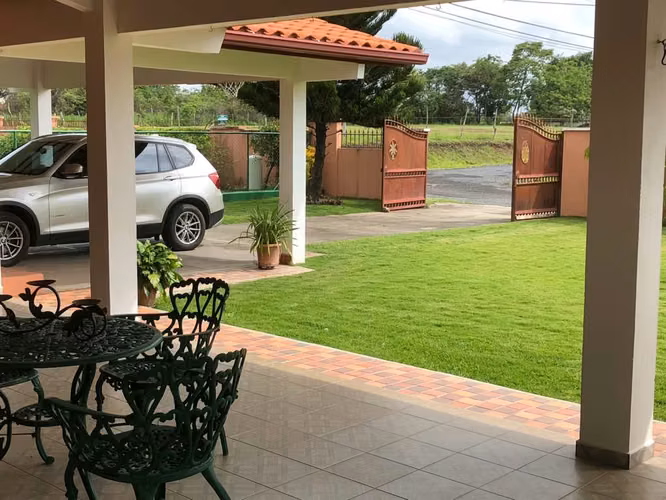 EXCLUSIVA CASA EN VENTA EN CORONADO – AMPLIO TERRENO DE 1,500 m² - Imagen 3