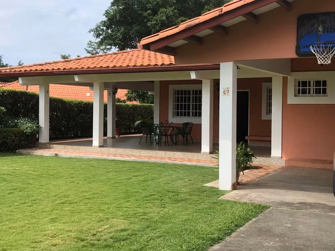 EXCLUSIVA CASA EN VENTA EN CORONADO – AMPLIO TERRENO DE 1,500 m² - Imagen 2